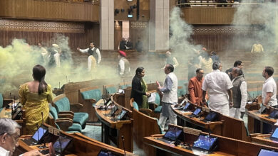 Mysterious persons threw smoke bombs in the Indian Parliament