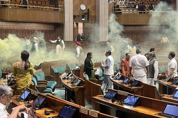 Mysterious persons threw smoke bombs in the Indian Parliament