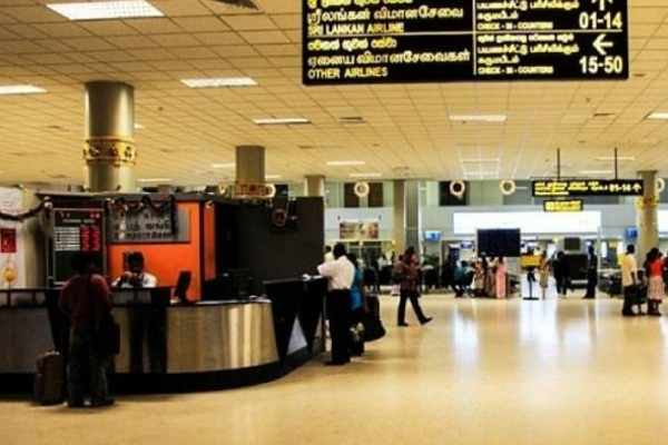 A British man has been arrested at the Katunayake International Airport for allegedly possessing several illegal arms and ammunition.