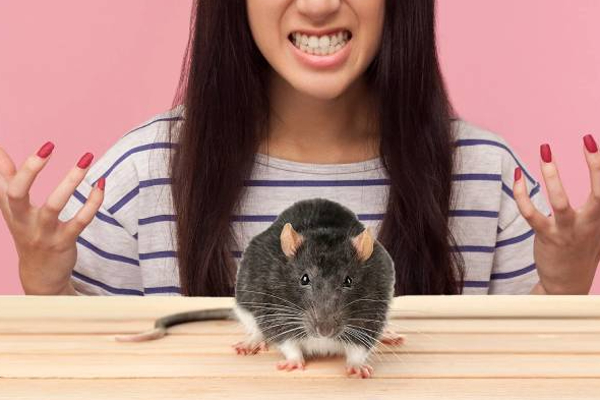 A woman bitten a rat in China