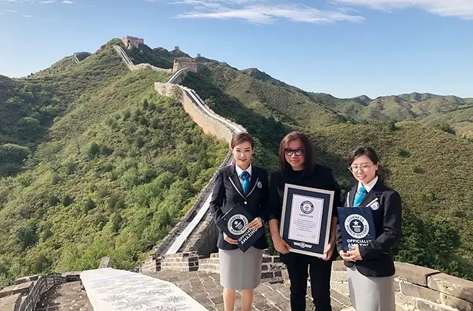 A female artist named Guo Feng from China has created the world's longest painting on the Great Wall of China.